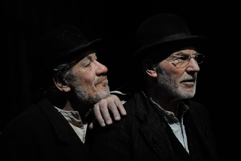 1-Ian-McKellen-(Estragon)-and-Patrick-Stewart-(Vladimir)-in-Waiting-for-Godot,-photo-by-Sasha-Gusov-1-DCD