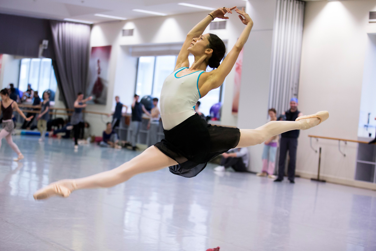 1-Robyn-Hendricks-rehearsing-Stanton-Welch's-La-Bayadère_Photography-Lynet...